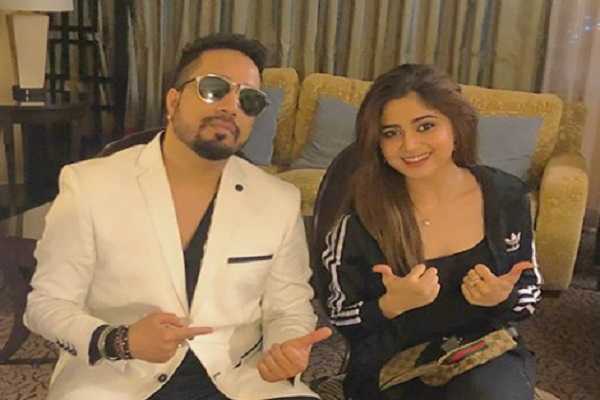 Aima Baig is collaborating with Mika Singh for a song