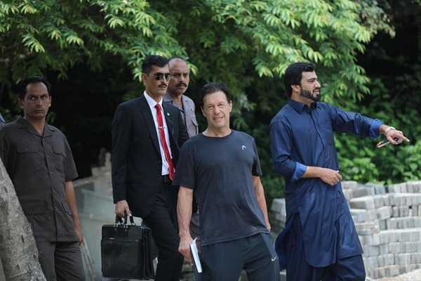 Imran-Khan-first-day-in-office
