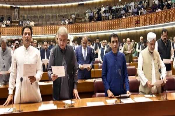 Social media reacts as Pakistan’s newly elected MNAs and MPAs take oath!