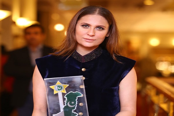 Nausheen Shah Receives Style Icon of the Year Award at the 2nd Pakistan Excellence Awards 2018