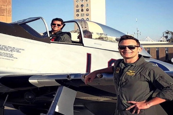 Tom Cruise ready to fly his fighter-jet as Maverick - Oyeyeah