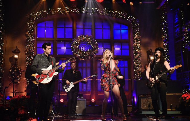 Miley Cyrus stuns with her performance at Saturday Night Live Show