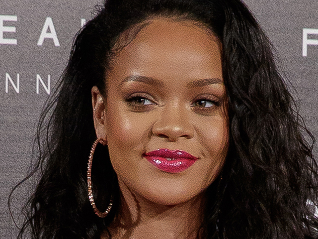 Rihanna sues dad for using her brand name 'Fenty' - Oyeyeah