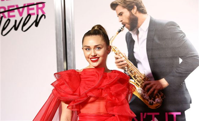 Pop singer Miley Cyrus stands in for hubby at film premiere