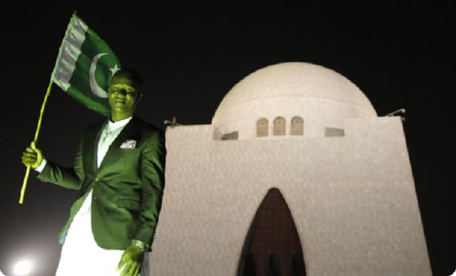 Daren Sammy visits Quaid-e-Azam’s tomb and Pakistanis fall more in love with him!
