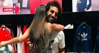 Mo Salah gets scolded by Mama for hugging a female fan