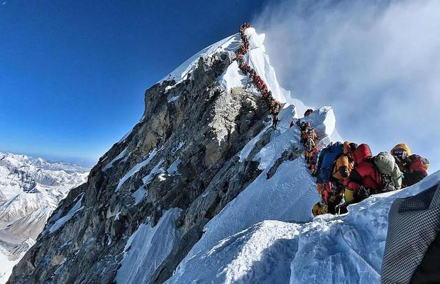 Veritable traffic jam on the Mount Everest claims 10 lives