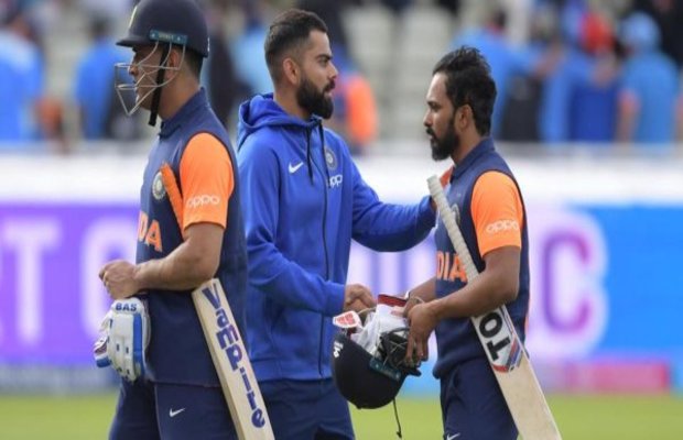 Cricket experts are baffled over Dhoni’s performance against England