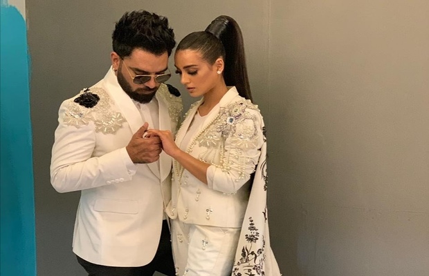 Yasir Hussain proposes Iqra Aziz at Lux Style Awards