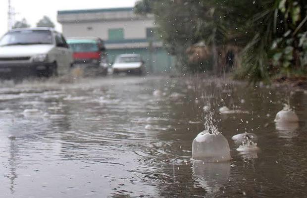 Splash of rain brings down scorching temperature in Karachi
