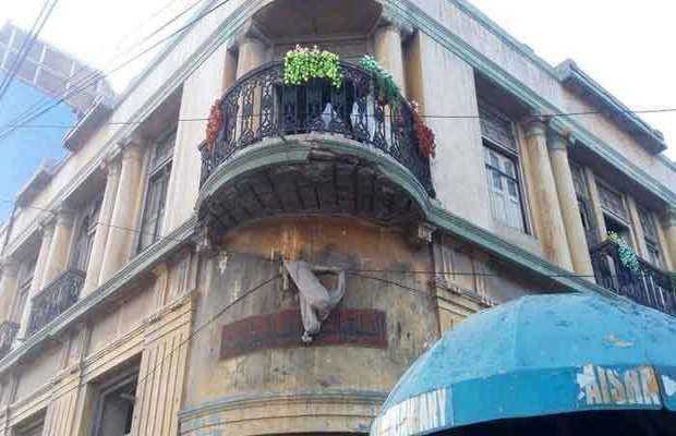 Attention Karachiites! No laundry, only flowers on the balconies orders Commissioner Karachi