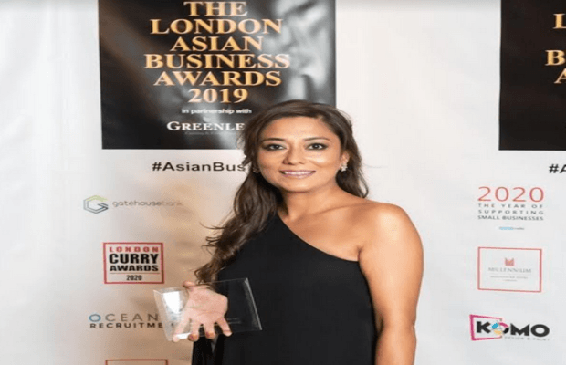 Aida Khan holding award