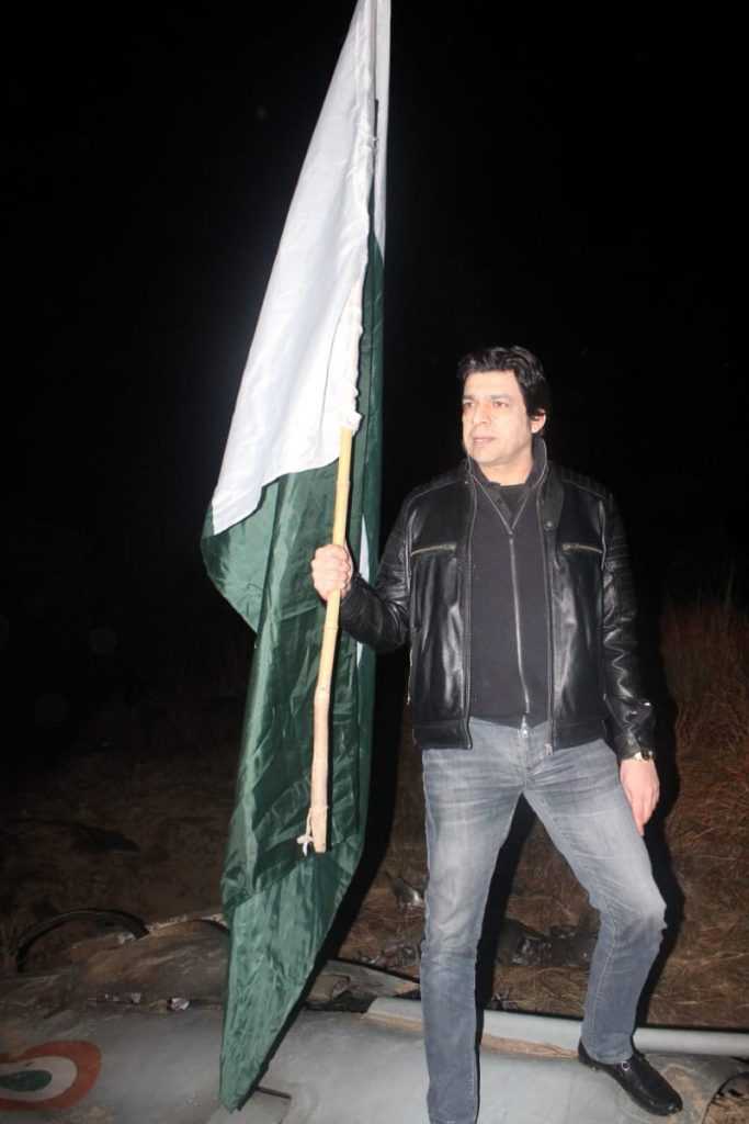 Faisal Vawda holding pak flag