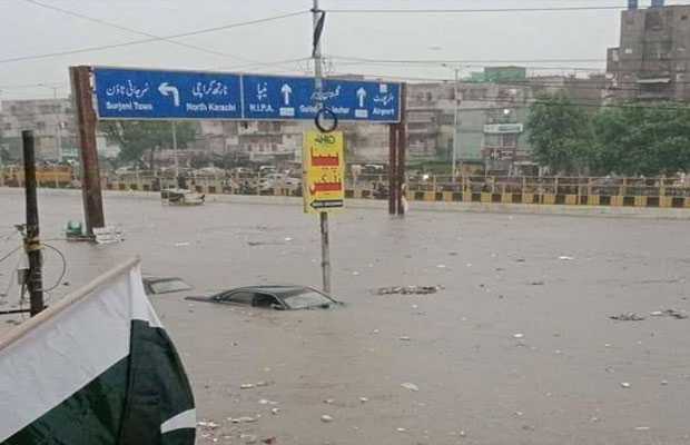 Three killed after getting struck by lightning in Karachi, Thatta