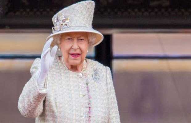 Queen Elizabeth has a Secret Facebook Account on her High Tech Cellphone