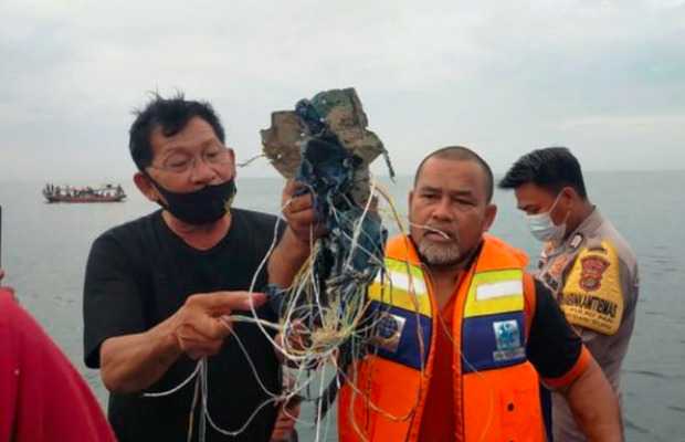 #SJ182: Plane debris pulled from the sea after Indonesian Boeing 737 vanished from radar