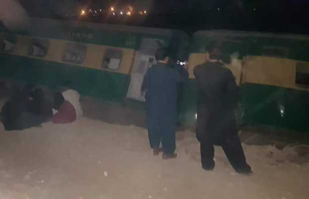 #Breaking: Karachi Express Met Accident Near Rohri Railway Station, Casualties Feared