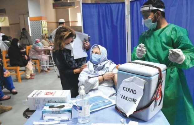 Vaccination centres in Sindh to remain closed on Sunday amid vaccine shortage