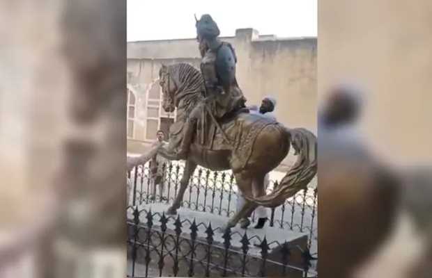 vandalising Raja Ranjit Singh's statue at Lahore Fort