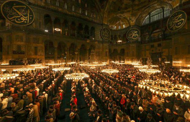 Hagia Sophia hosts first Taraweeh prayers in 88 years