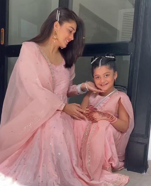 Sanam Jung with daughter 