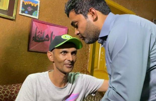 Umar Akmal visits ailing Zulqarnain Haider
