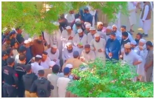 Mufti e Azam Pakistan Maulana Rafi Usmani laid to rest in Karachi