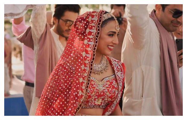 Ushna Shah lashes out at blogger who brought photographer, drone camera to her wedding