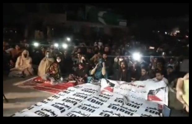 Barkhan murders: Relatives of the deceased and Marri tribesmen stage a sit-in in Quetta