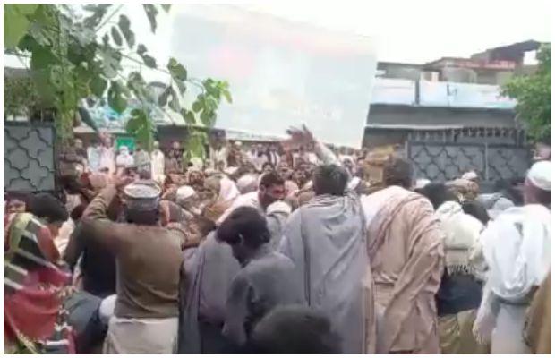 One killed, 8 injured during a stampede during the distribution of free flour in Charsadda