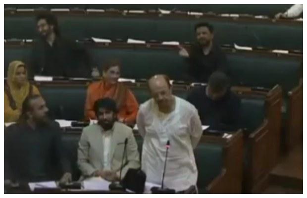 Watch: Firdous Shamim Naqvi takes off his cap and sherwani during Sindh Assembly session while mentioning public problems