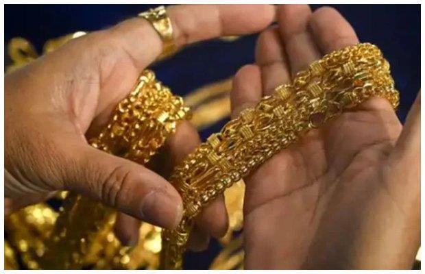 Gold price in Pakistan falls by Rs2,000 per tola
