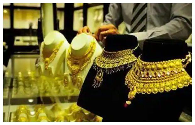 Price of gold in Pakistan continue to rise in sync to set a new record Saturday