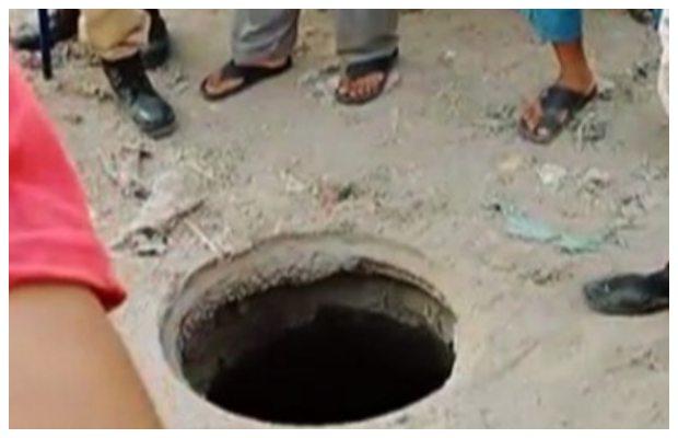 Toddler dies after falling into lid-less manhole in Karachi