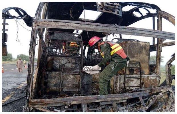 18 killed, 15 injured after passenger bus catches fire after collision near Pindi Bhattian
