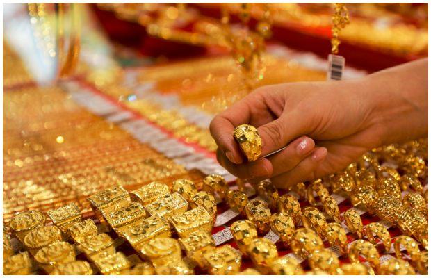 Gold prices in Pakistan continue to drop for fourth consecutive day
