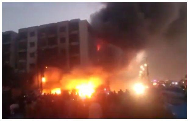 Huge fire engulfs 4-story building in Karachi’s FB-Area