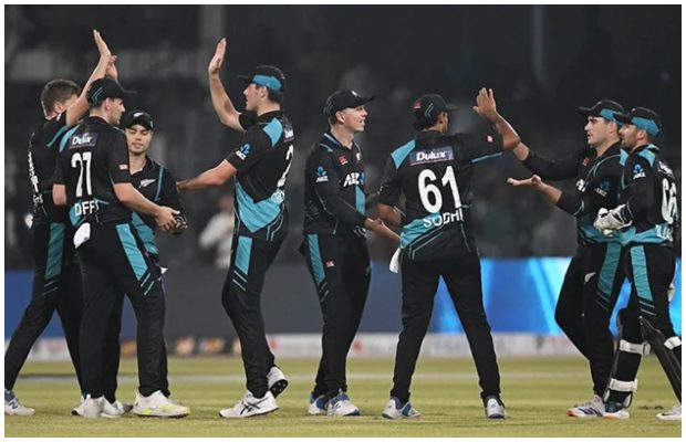 New Zealand takes a 2-1 lead in the five-match series after beating Pakistan by four runs